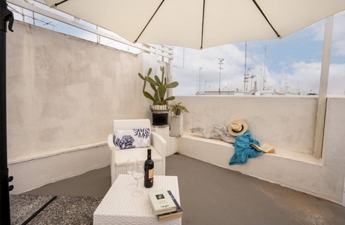 Castellana Grotte Apartment | GuestHost - Cozy double room with private bathroom and balcony, located in a period building a short distance from the center of Castellana Grotte, reachable in a few minutes on foot, but far from chaos and crowding. The accommodation boasts a privileged