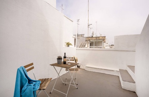 Castellana Grotte Apartment | GuestHost - Cozy double room with private bathroom and balcony, located in a period building a short distance from the center of Castellana Grotte, reachable in a few minutes on foot, but far from chaos and crowding. The accommodation boasts a privileged