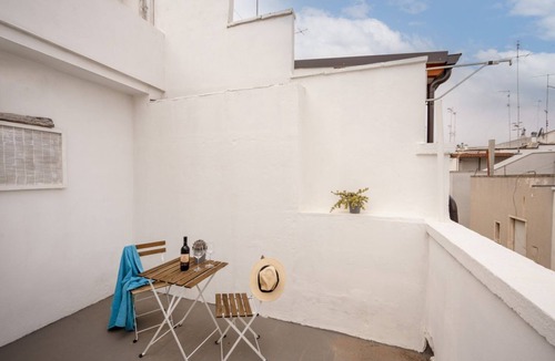 Castellana Grotte Apartment | GuestHost - Cozy double room with private bathroom and balcony, located in a period building a short distance from the center of Castellana Grotte, reachable in a few minutes on foot, but far from chaos and crowding. The accommodation boasts a privileged