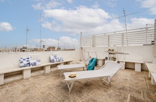 Castellana Grotte Apartment | GuestHost - Comfortable room for 3 people with private bathroom and balcony, located in a period building a short distance from the center of Castellana Grotte, reachable in few minutes on foot, but far from chaos and crowding. The accommodation boasts a