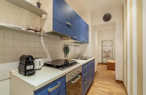 Testaccio Apartment | GuestHost - Comfortable apartment located on the first mezzanine floor of a period building, with a total of six floors, the lift starts from this floor, for which it is necessary to go up the stairs.In 40 m2 of space it hosts 2 people in a single open s