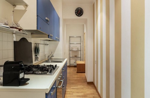 Testaccio Apartment | GuestHost - Comfortable apartment located on the first mezzanine floor of a period building, with a total of six floors, the lift starts from this floor, for which it is necessary to go up the stairs.In 40 m2 of space it hosts 2 people in a single open s