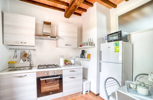 Castiglione del Lago Apartment | GuestHost - Elegant 85 sqm apartment in a renovated farmhouse in Castiglione del Lago, Umbria. Ideal for 4 people, it offers a communal pool, a reserved outdoor parking space for guests, and a private garden. Surrounded by nature, it is perfect for those