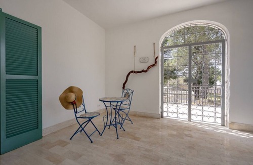 Selva di Fasano House | GuestHost - Large room ideal for two, featuring a private bathroom and located in a villa in Borgo Lucia, a complex with a large shared garden. Surrounded by greenery, the accommodation is located in Selva di Fasano, a quiet hillside hamlet in the munici
