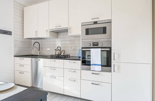 Province of Bologna Apartment | GuestHost - Large, bright and well-kept apartment on the third floor of a building near the Maggiore Hospital. The historic center is easily accessible by public transport.The apartment, ideal for 5 people, is fully equipped and has 24h WiFi, A/C and h