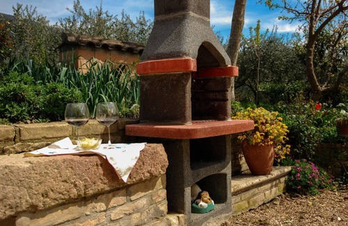 Case Nuove Apartment | GuestHost - Located in the Capodacqua district of Assisi, 5 km from Assisi, Casa Fiorelli is a quiet apartment surrounded by nature with a wonderful view that stretches from Assisi to Mount Subasio.Located in a strategic position, it allows to reach in f