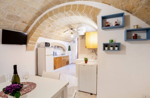 Centro Storico Apartment | GuestHost - NEW! Apt in the heart of Monopoli! 200m from sea!