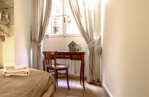 Rione VII Regola Apartment | GuestHost - Palazzo Farnese Historical Home