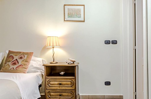 Rione VII Regola Apartment | GuestHost - Palazzo Farnese Historical Home