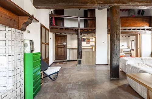 Old Town Apartment | GuestHost - Quiet and central apartment on two levels, able to accommodate up to 3 people. The accommodation offers panoramic views over the city's rooftops and the interior is enriched with exposed wooden beams that add a touch of warmth and history. Lo