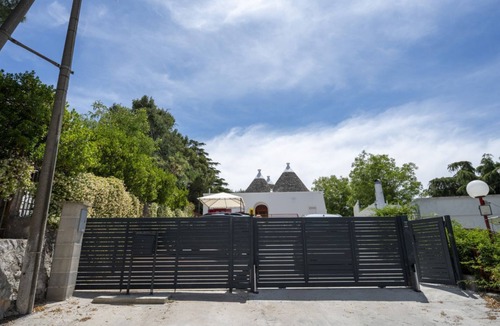 Selva di Fasano Apartment | GuestHost - Trulli Itria: Quercia Room