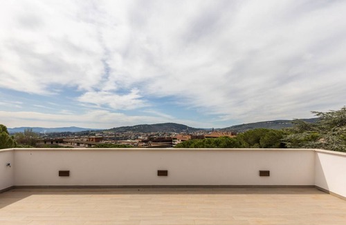Perugia Apartment | GuestHost - Wonderful apartment that accommodates up to 4 people, on two levels and equipped with all comforts, including a large terrace overlooking the city and the hills. The accommodation is located in a modern condominium complex with a shared swimm