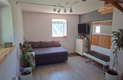 Oberdolling Apartment | "Harlandencia" - A different take on the countryside