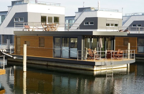 Bitterfeld Boat Rental | Hausboot Harmonie