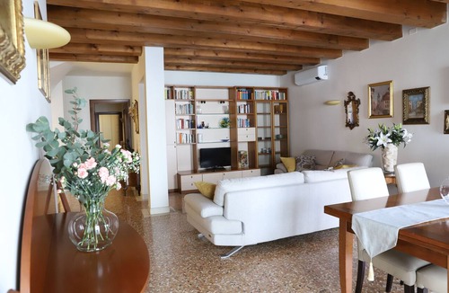 City Center Padova Apartment | Heart of Padua, Elegant apartment on Piazza delle Erbe & Palazzo della Ragione