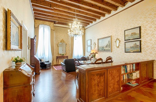 Dorsoduro Apartment | Historic 14th century Luxury Apartment