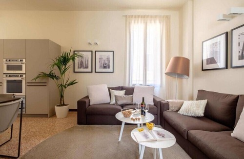 San Marco Apartment | Historic Palazzo Apartment in San Samuele with elevator and Sleeps 6