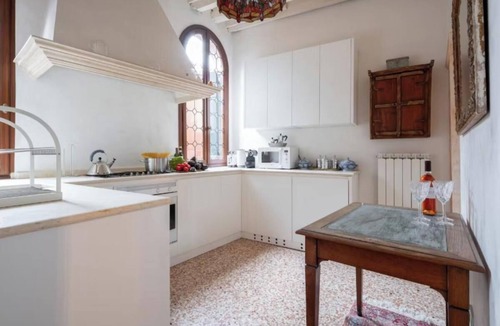 San Polo Apartment | Historic San Marco Apartment with Classic Charm and Modern Comforts