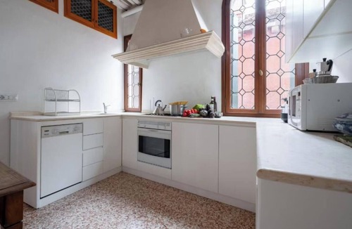 San Polo Apartment | Historic San Marco Apartment with Classic Charm and Modern Comforts