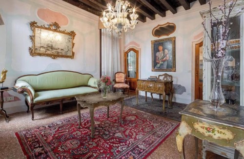 San Polo Apartment | Historic San Marco Apartment with Classic Charm and Modern Comforts
