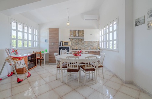 Noto Marina Apartment | Holiday Apartment 'Appartamento Con Vista Su Noto' with Shared Pool, Terrace & Wi-Fi