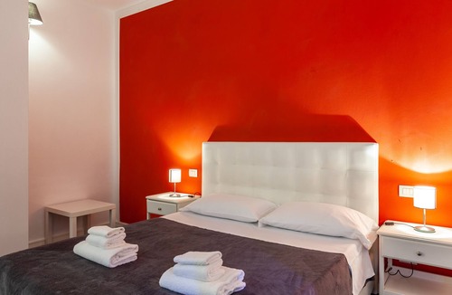 Sant'Antonio Apartment | Holiday Apartment 'Keith Haring - giallo' with Wi-Fi