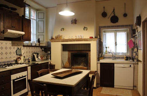 Perugia House | Holiday Home 'Antica Casa del Borgo' with Pool, Wi-Fi and Air Conditioning