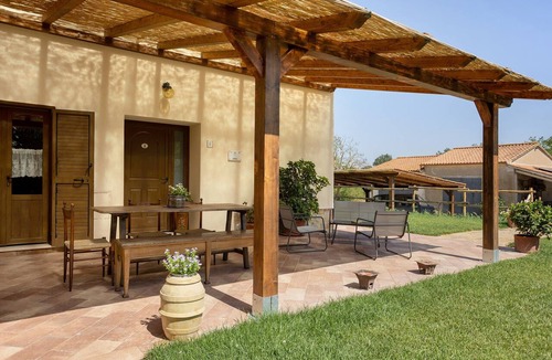 Magliano in Toscana House | Holiday Home 'Appartamento 3' with Shared Garden, Wi-Fi and Air Conditioning