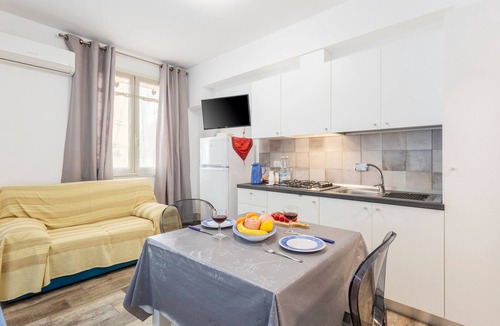 Terrasini House | Holiday Home 'Casavacanzefranca - 14' with Balcony, Wi-Fi and Air Conditioning
