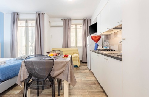 Terrasini House | Holiday Home 'Casavacanzefranca - 14' with Balcony, Wi-Fi and Air Conditioning