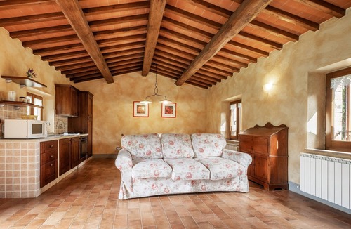 Radicofani House | Holiday Home 'Colline' with Balcony and Wi-Fi