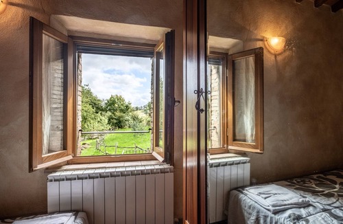 Radicofani House | Holiday Home 'Colline' with Balcony and Wi-Fi