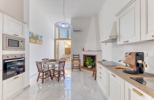Alessano House | Holiday Home 'Don Paolo' with Private Terrace, Wi-Fi and Air Conditioning