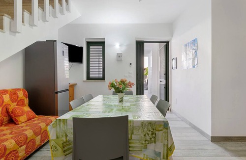 Specchiolla House | Holiday Home 'Giulia House' with Private Terrace, Wi-Fi and Air Conditioning