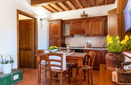 La Pesta House | Holiday Home 'Il Cerreto – Casa Rosmarino' with Private Garden, Wi-Fi & Air Conditioning