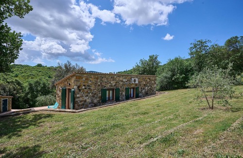 Suvereto House | Holiday Home 'La Carraia' with Private Terrace, Wi-Fi and Air Conditioning