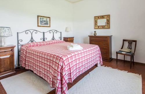 Farnese Apartment | Holiday Home "La casa di Pietro" with Shared Garden & Wi-Fi