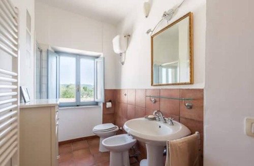 Farnese Apartment | Holiday Home "La casa di Pietro" with Shared Garden & Wi-Fi