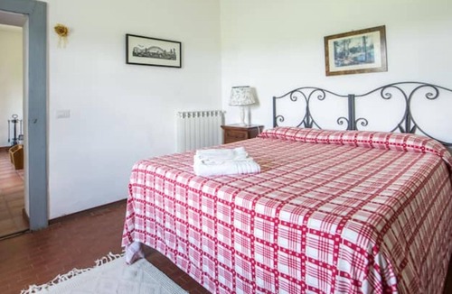 Farnese Apartment | Holiday Home "La casa di Pietro" with Shared Garden & Wi-Fi
