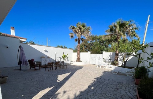 Casalabate House | Holiday Home "La Casa di Charlotte" with Private Garden & Wi-Fi