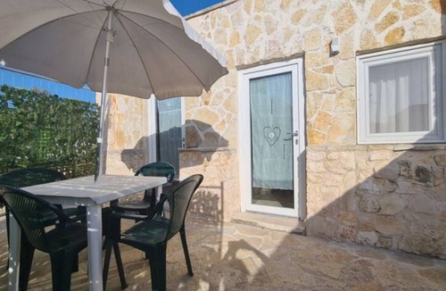 Brindisi House | Holiday Home 'La Casetta Del Pescatore' with Shared Pool, Wi-Fi and Air Conditioning
