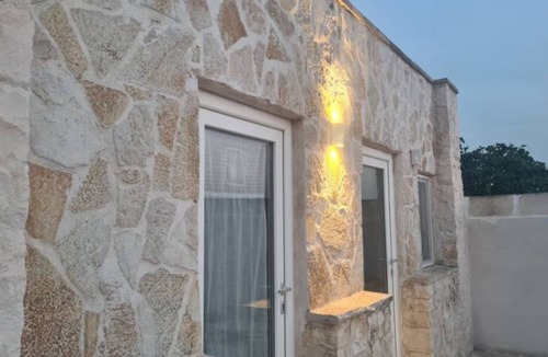 Brindisi House | Holiday Home 'La Casetta Del Pescatore' with Shared Pool, Wi-Fi and Air Conditioning