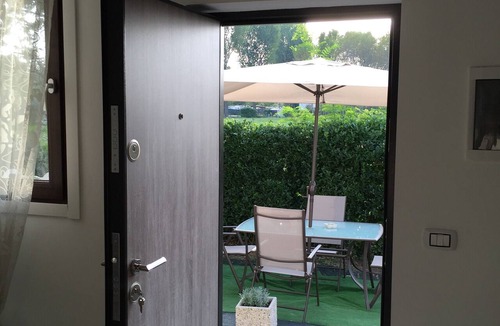 Jesolo Pineta House | Holiday Home 'Residenza Magnolia - Ground Floor' with Private Garden, Wi-Fi & Air Conditioning