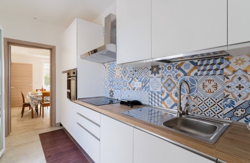 Santa Maria al Bagno House | Holiday Home 'Villino Lillo' with Shared Terrace, Wi-Fi and Air Conditioning