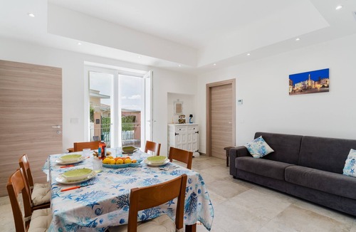 Santa Maria al Bagno House | Holiday Home 'Villino Lillo' with Shared Terrace, Wi-Fi and Air Conditioning