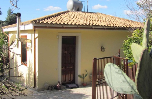Noto Marina House | Holiday home with view of the lemon garden