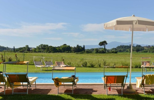 Monteroni d'Arbia Villa | Homerez - Spacious Villa in Monteroni d'Arbia with Pool