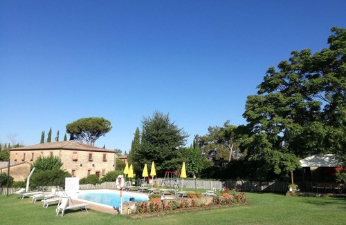 Monteroni d'Arbia Villa | Homerez - Spacious Villa in Monteroni d'Arbia with Pool