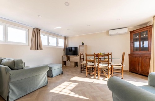 Tuscolano Apartment | Hostly-The Terrace Apartment Roma