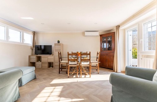 Tuscolano Apartment | Hostly-The Terrace Apartment Roma